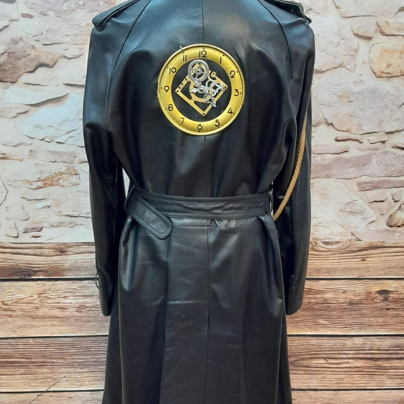 Rückansicht Vintage Ledermantel schwarz mit großer goldener Uhr-Applikation
