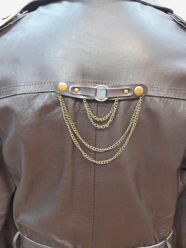 Rückansicht brauner Vintage Ledermantel Größe 52 mit Kettenapplikation