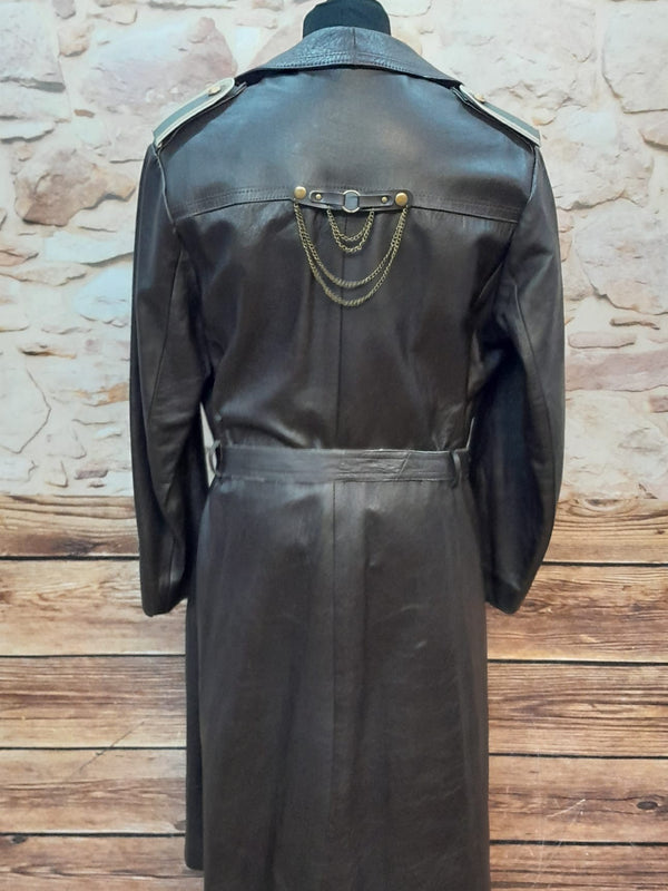 Komplette Rückansicht Vintage Ledermantel braun Steampunk-Stil