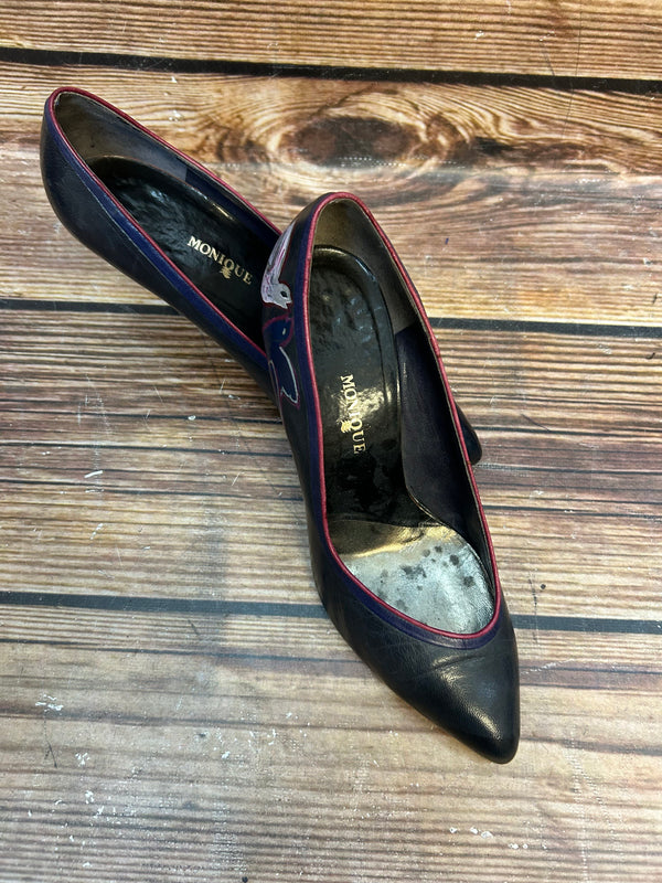 Italienische Vintage-Pumps Gr. 36 ½ aus navy Leder mit roter Paspel und handbemalter Schwalbe, 80er Jahre, Absatzhaken defekt.