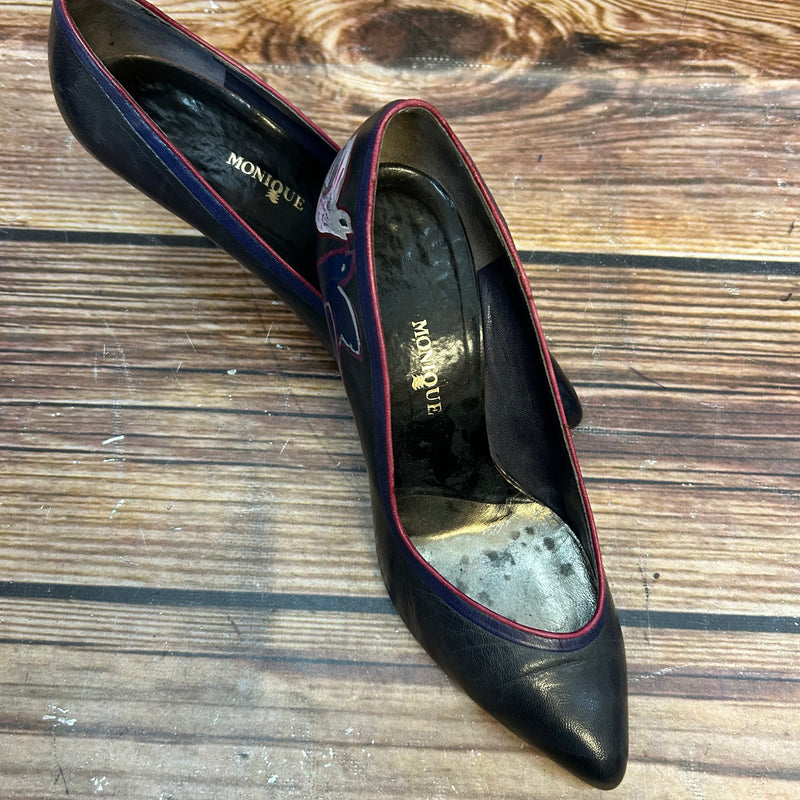Italienische Vintage-Pumps Gr. 36 ½ aus navy Leder mit roter Paspel und handbemalter Schwalbe, 80er Jahre, Absatzhaken defekt.