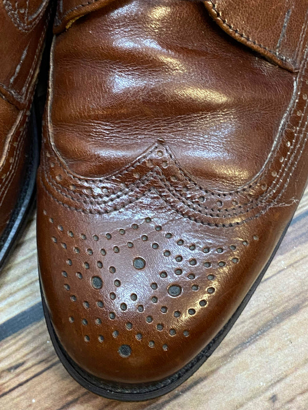 Detailaufnahme des Brogue-Lochmusters auf braunem Lederschuh