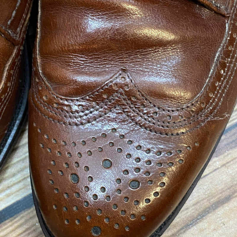 Detailaufnahme des Brogue-Lochmusters auf braunem Lederschuh