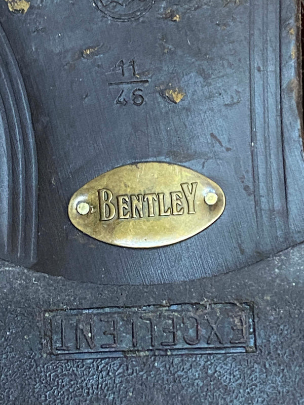 Detail der Bentley-Prägung und Größenangabe auf der Schuhsohle
