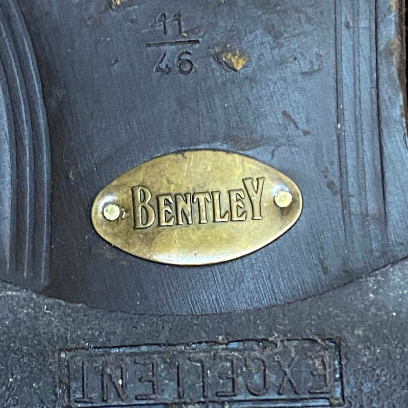 Detail der Bentley-Prägung und Größenangabe auf der Schuhsohle