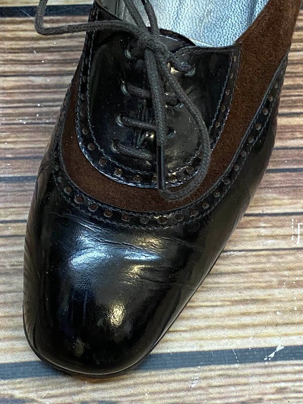 Detailaufnahme schwarzer Lackleder-Schuh mit braunem Einsatz