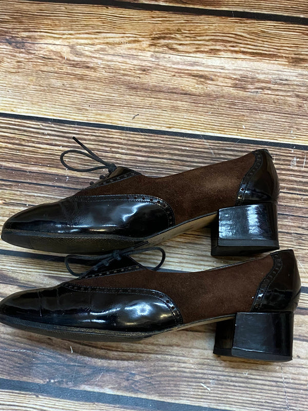 Seitliche Ansicht der Vintage Damen-Schnürschuhe mit Blockabsatz