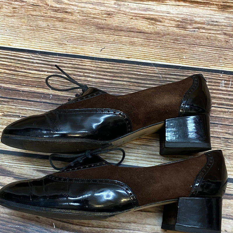 Seitliche Ansicht der Vintage Damen-Schnürschuhe mit Blockabsatz
