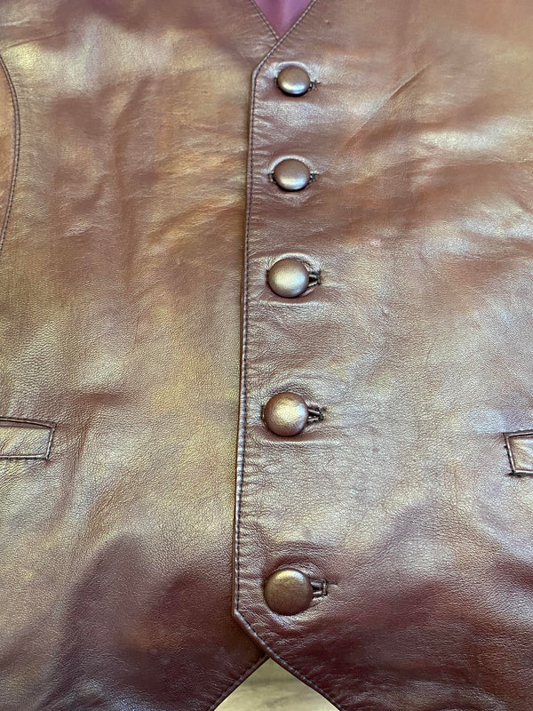 „Detail der Knopfleiste einer Vintage Lederweste aus Lammleder“