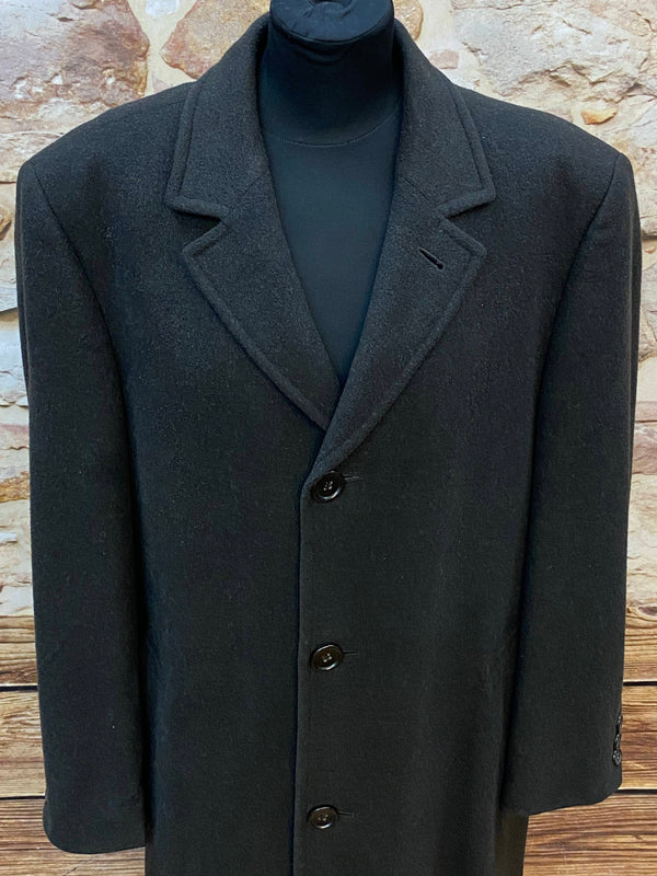 „Detailansicht vom schwarzen Vintage Herrenmantel mit Reverskragen und Knopfleiste“