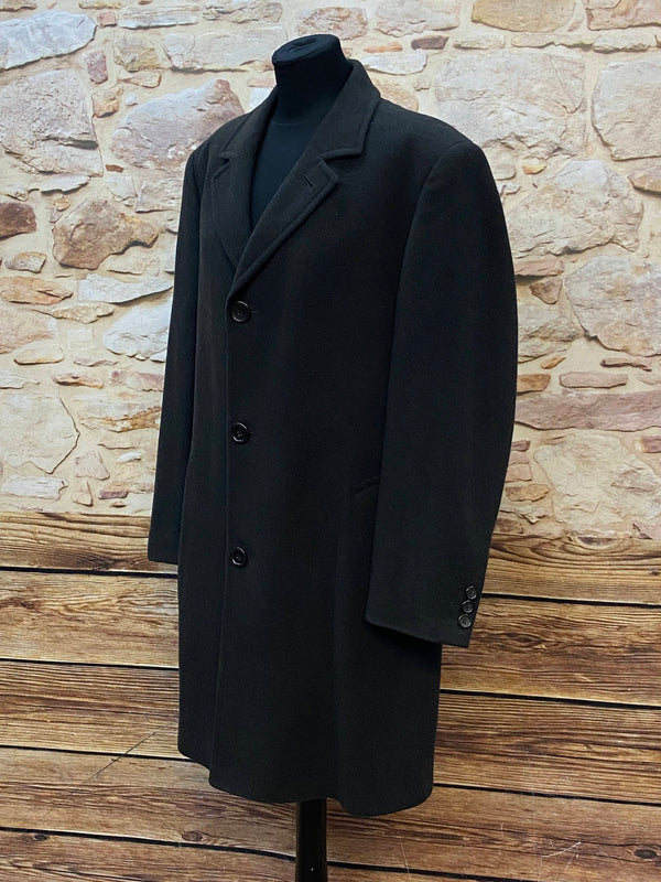 „Vintage Herren Wollmantel Größe 48 in Schwarz seitliche Ansicht“