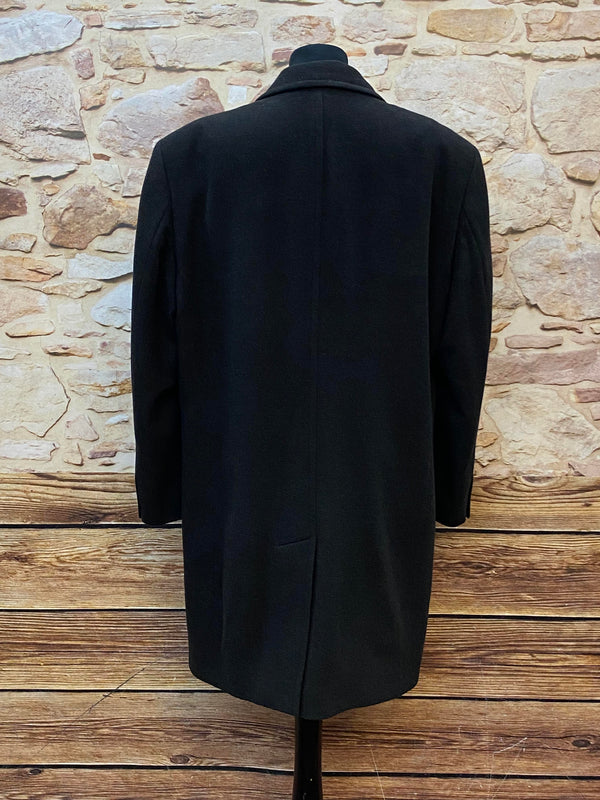 „Rückansicht vom Vintage Herren Lodenmantel in Schwarz mit langem Schnitt“