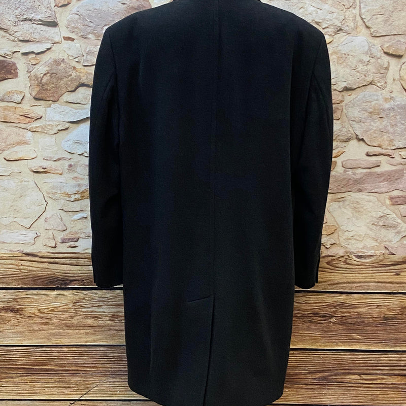 „Rückansicht vom Vintage Herren Lodenmantel in Schwarz mit langem Schnitt“