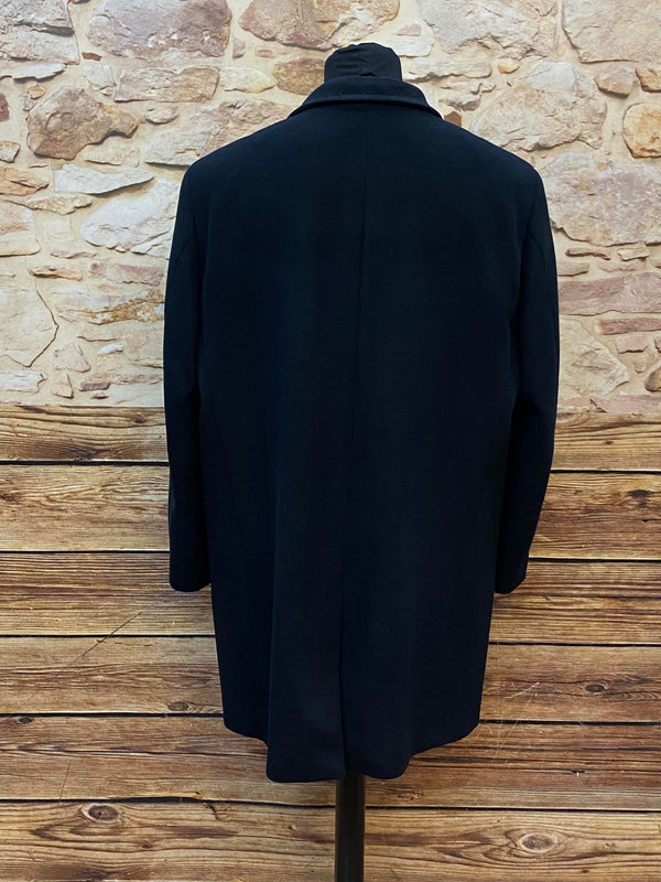 „Rückansicht des Vintage Herrenmantels von Pierre Cardin im klassischen Herrenstil“
