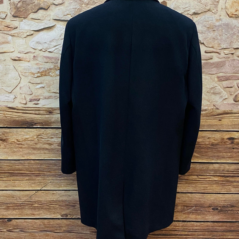 „Rückansicht des Vintage Herrenmantels von Pierre Cardin im klassischen Herrenstil“