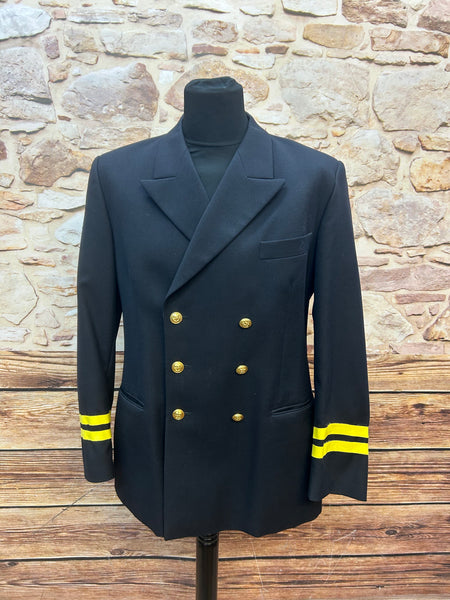Dunkelblaue, doppelt geknöpfte Marineuniform-Jacke mit goldenen Ankerknöpfen und gelben Rangstreifen an den Ärmeln, Größe 28, Baujahr 1985.