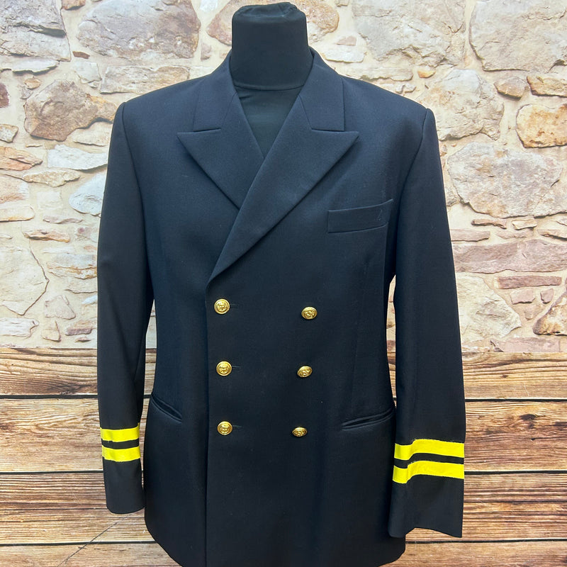 Dunkelblaue, doppelt geknöpfte Marineuniform-Jacke mit goldenen Ankerknöpfen und gelben Rangstreifen an den Ärmeln, Größe 28, Baujahr 1985.