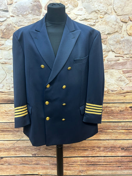 Dunkelblaue, doppelt geknöpfte Marine-Offiziersjacke mit vier goldenen Rangstreifen pro Ärmel und Ankerknöpfen, Größe ca. DE 62, sehr guter Zustand.