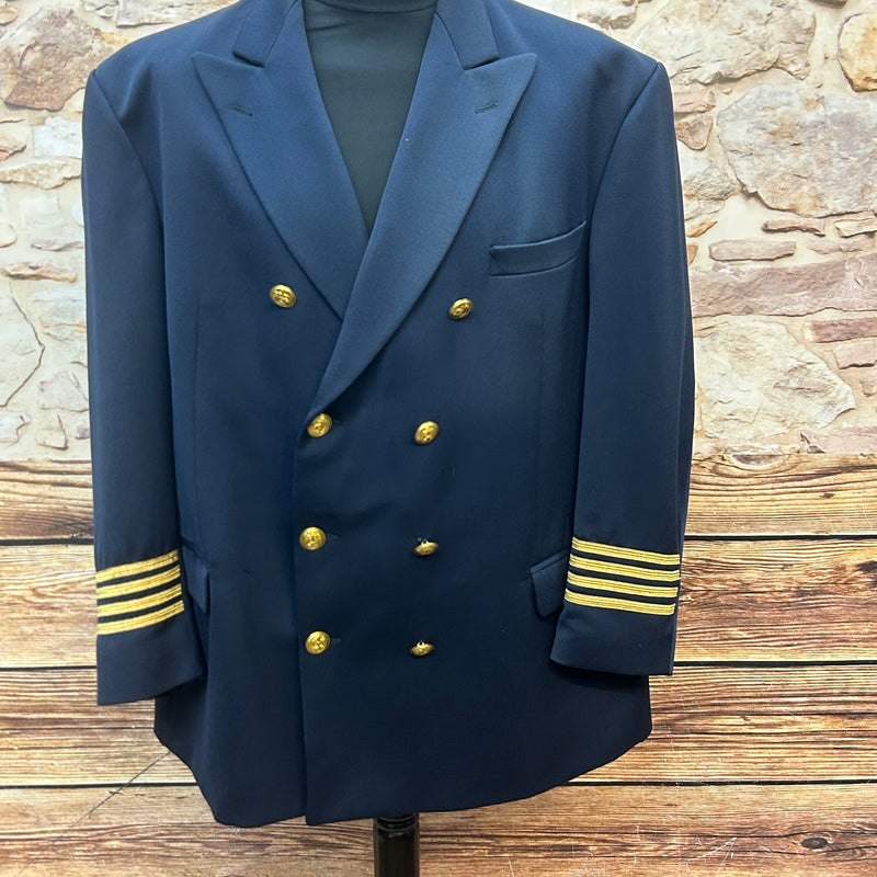 Dunkelblaue, doppelt geknöpfte Marine-Offiziersjacke mit vier goldenen Rangstreifen pro Ärmel und Ankerknöpfen, Größe ca. DE 62, sehr guter Zustand.