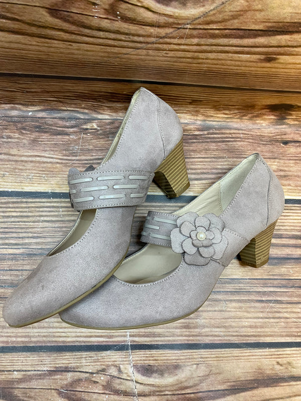 „Detailansicht Vintage Pumps Damen mit Blumenverzierung Größe 39“