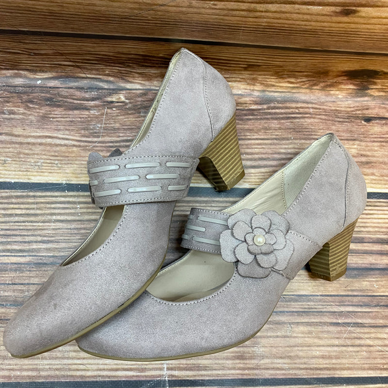 „Detailansicht Vintage Pumps Damen mit Blumenverzierung Größe 39“