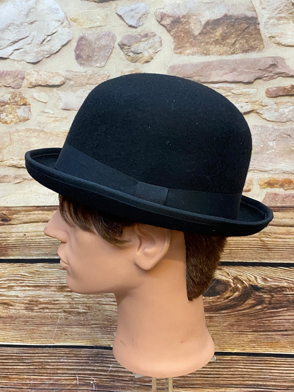Schwarze Melone mit rundem Hutkopf und schmaler Krempe als Vintage Accessoire