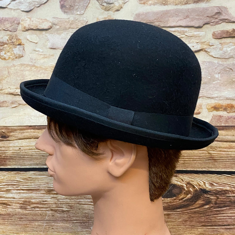 Schwarze Melone mit rundem Hutkopf und schmaler Krempe als Vintage Accessoire