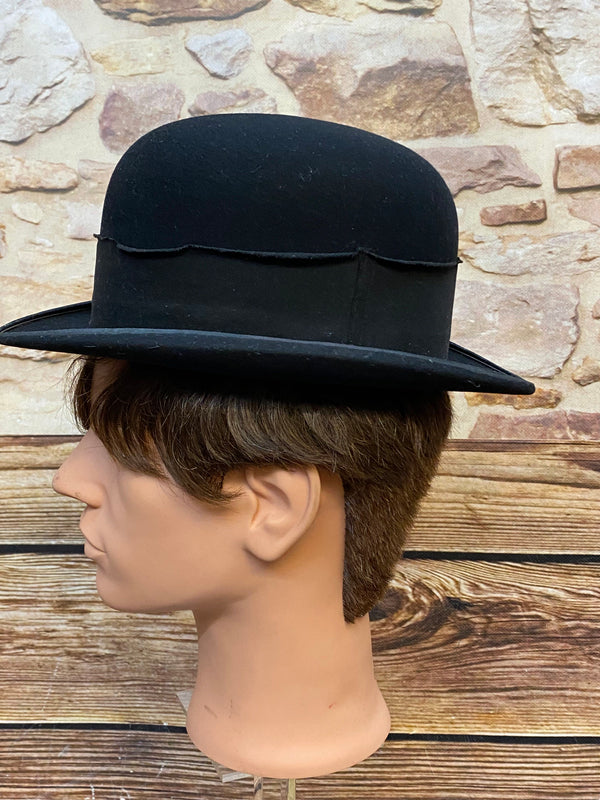 Echter schwarzer Bowler Hat mit Hutband und fester Hutform