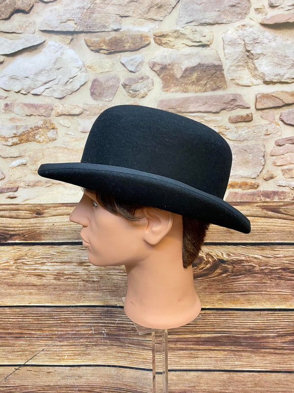 Echter Bowler Hat mit schwarzem Hutband und fester Form