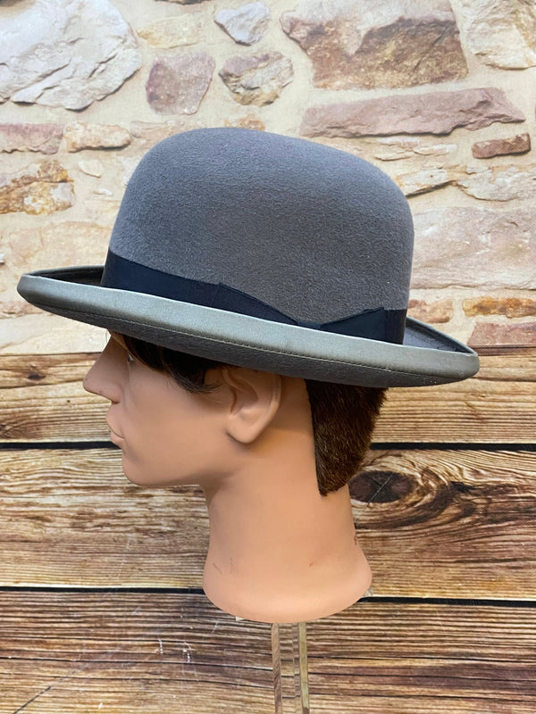 Echter grauer Bowler Hat mit schwarzem Hutband