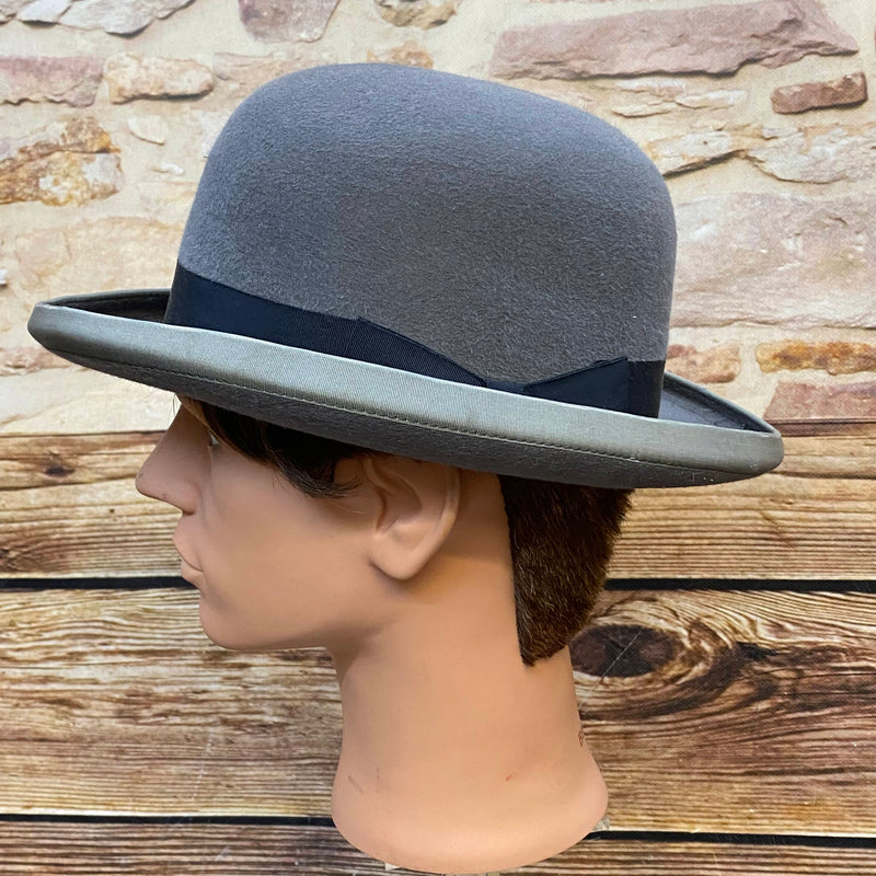 Echter grauer Bowler Hat mit schwarzem Hutband