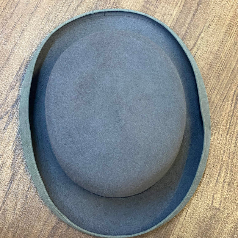 Vintage Melone grau mit gebogener Krempe und klassischer Hutform