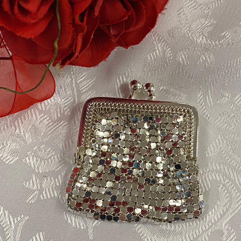 „Silberne Vintage Metall-Mesh Abendbörse mit Kugelverschluss inspiriert von den 1920er Jahren“