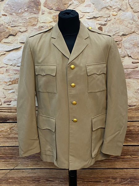 Vintage Militärjacke Khaki mit goldfarbenen Knöpfen – Vorderansicht