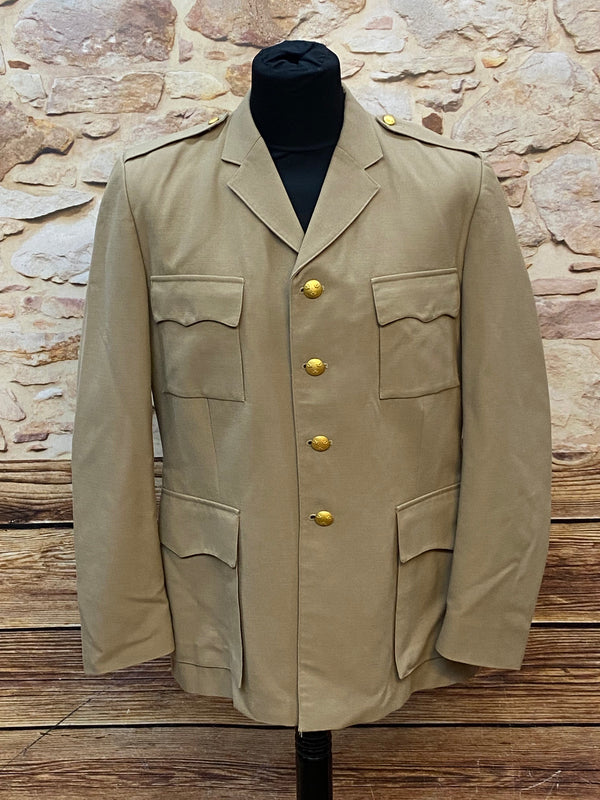 Vintage Militärjacke Khaki mit goldfarbenen Knöpfen – Vorderansicht