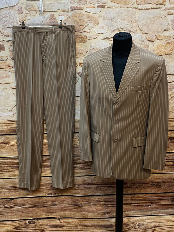 „Vintage Nadelstreifen Anzug braun bestehend aus Sakko und Hose frontal fotografiert“