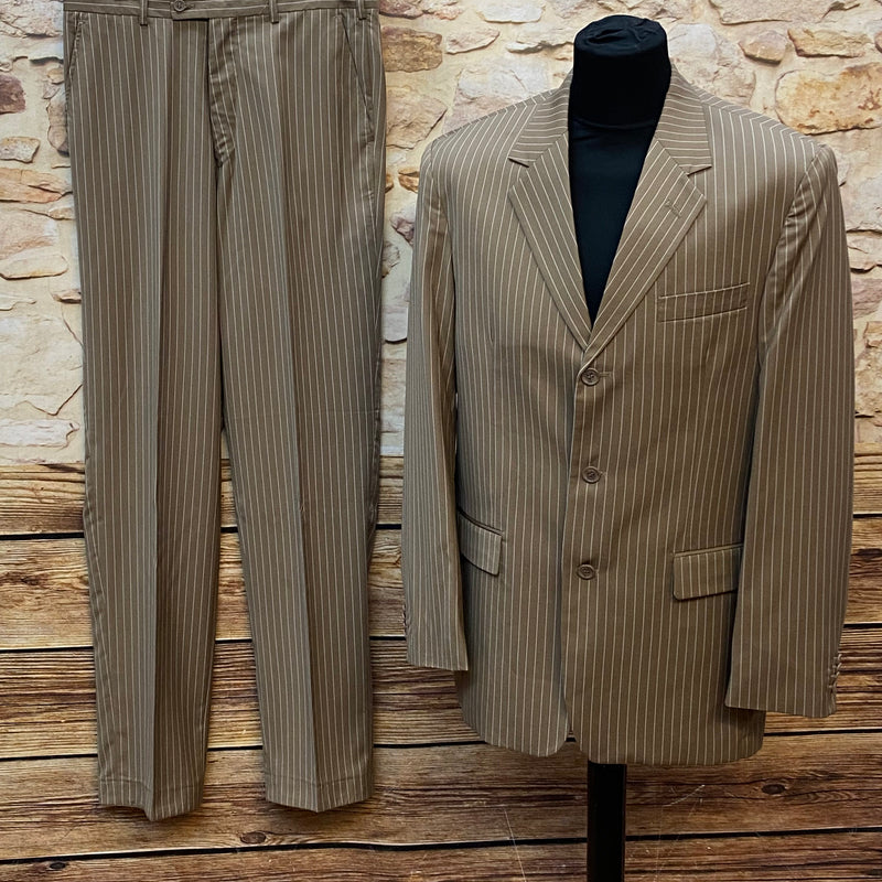 „Vintage Nadelstreifen Anzug braun bestehend aus Sakko und Hose frontal fotografiert“