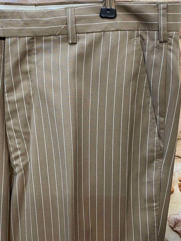 „Vintage Anzughose braun mit feinem Nadelstreifen Detailansicht Bundbereich“