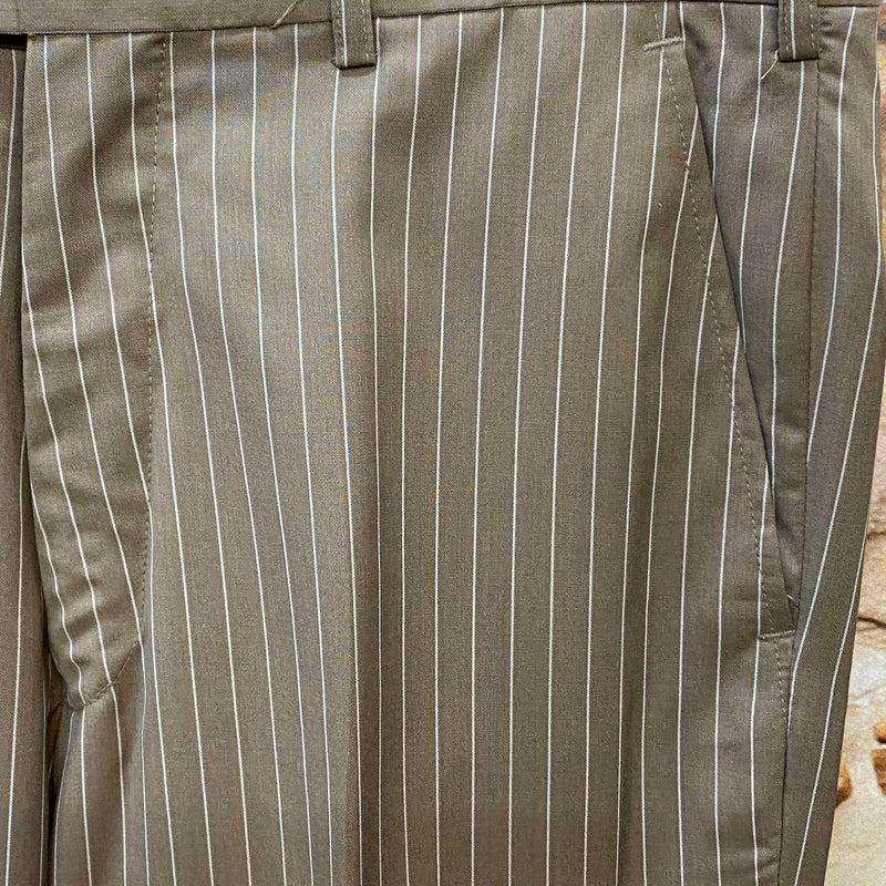 „Vintage Anzughose braun mit feinem Nadelstreifen Detailansicht Bundbereich“