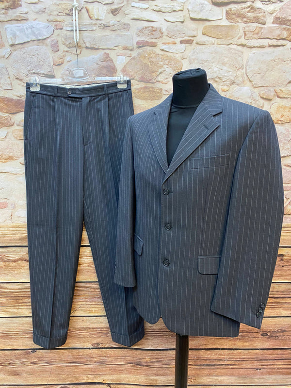 „Vintage Nadelstreifen-Anzug Größe 48 Vorderansicht dunkelgrau“