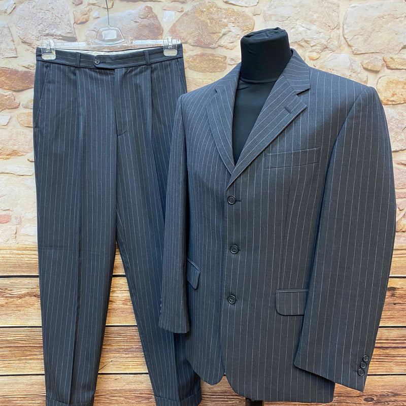 „Vintage Nadelstreifen-Anzug Größe 48 Vorderansicht dunkelgrau“