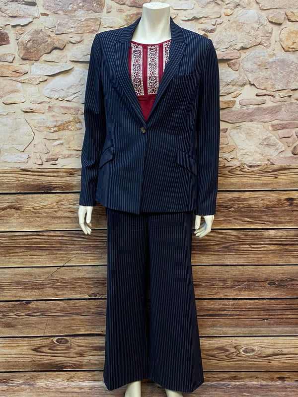 „Vintage Nadelstreifen Anzug Damen mit weiter Hose und Hut“