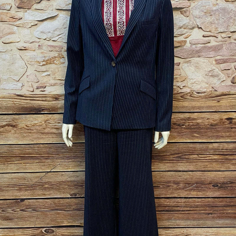 „Vintage Nadelstreifen Anzug Damen mit weiter Hose und Hut“