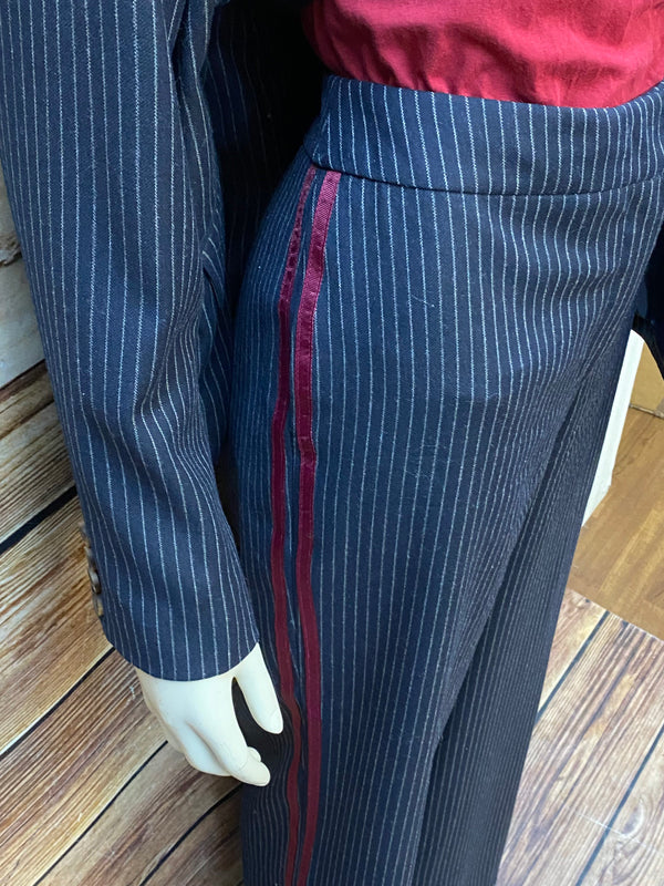„Detail Vintage Hose mit rotem Streifen Nadelstreifen Damen Outfit“