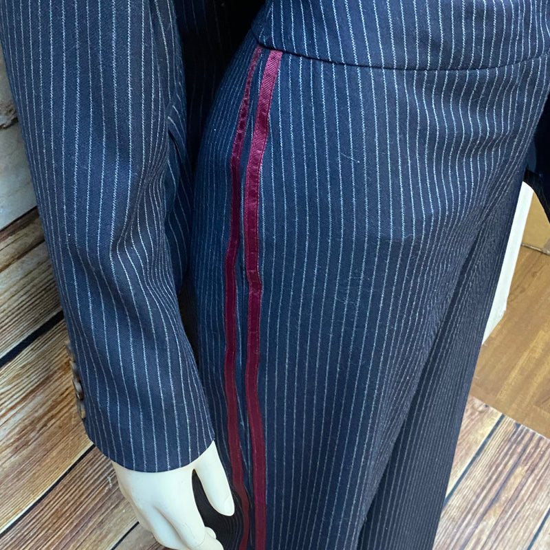 „Detail Vintage Hose mit rotem Streifen Nadelstreifen Damen Outfit“
