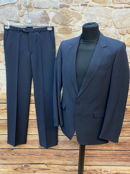 „Vintage Nadelstreifenanzug dunkelblau Größe 48 im 20er-Jahre-Stil mit feinen Streifen – Al-Capone Gatsby Outfit“