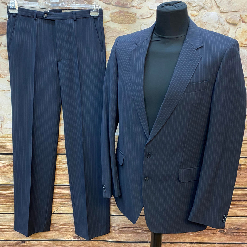 „Vintage Nadelstreifenanzug dunkelblau Größe 48 im 20er-Jahre-Stil mit feinen Streifen – Al-Capone Gatsby Outfit“