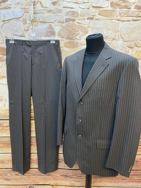 „Vintage Nadelstreifenanzug Braun in Größe 106 – komplette Vorderansicht“