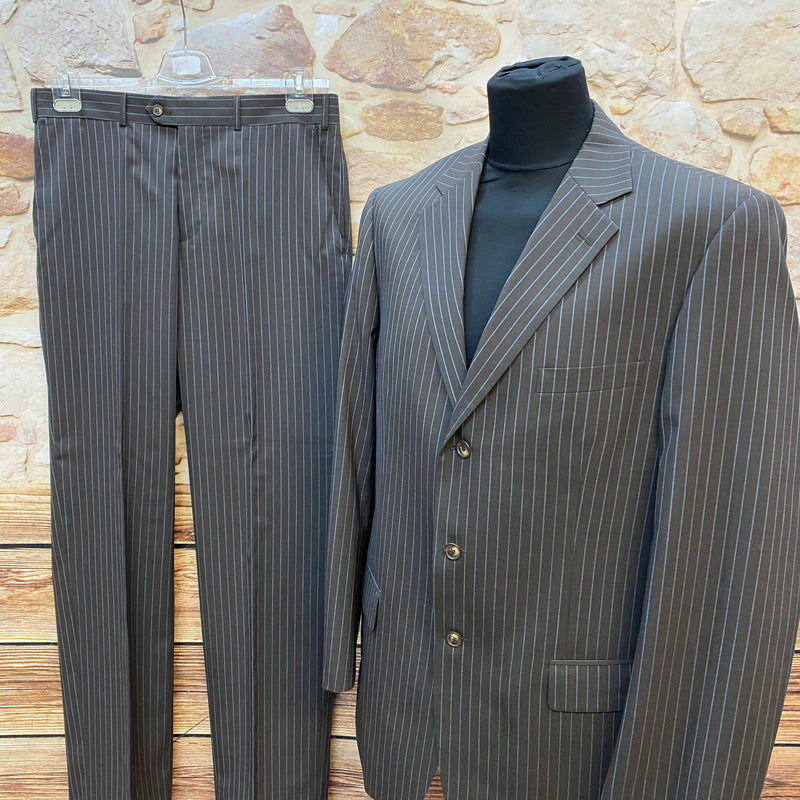 „Vintage Nadelstreifenanzug Braun in Größe 106 – komplette Vorderansicht“