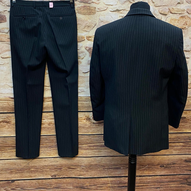 Vintage Nadelstreifenanzug Herren Gr. 46 von SincS mit dunklem 3-Knopf-Sakko und passender Nadelstreifenhose